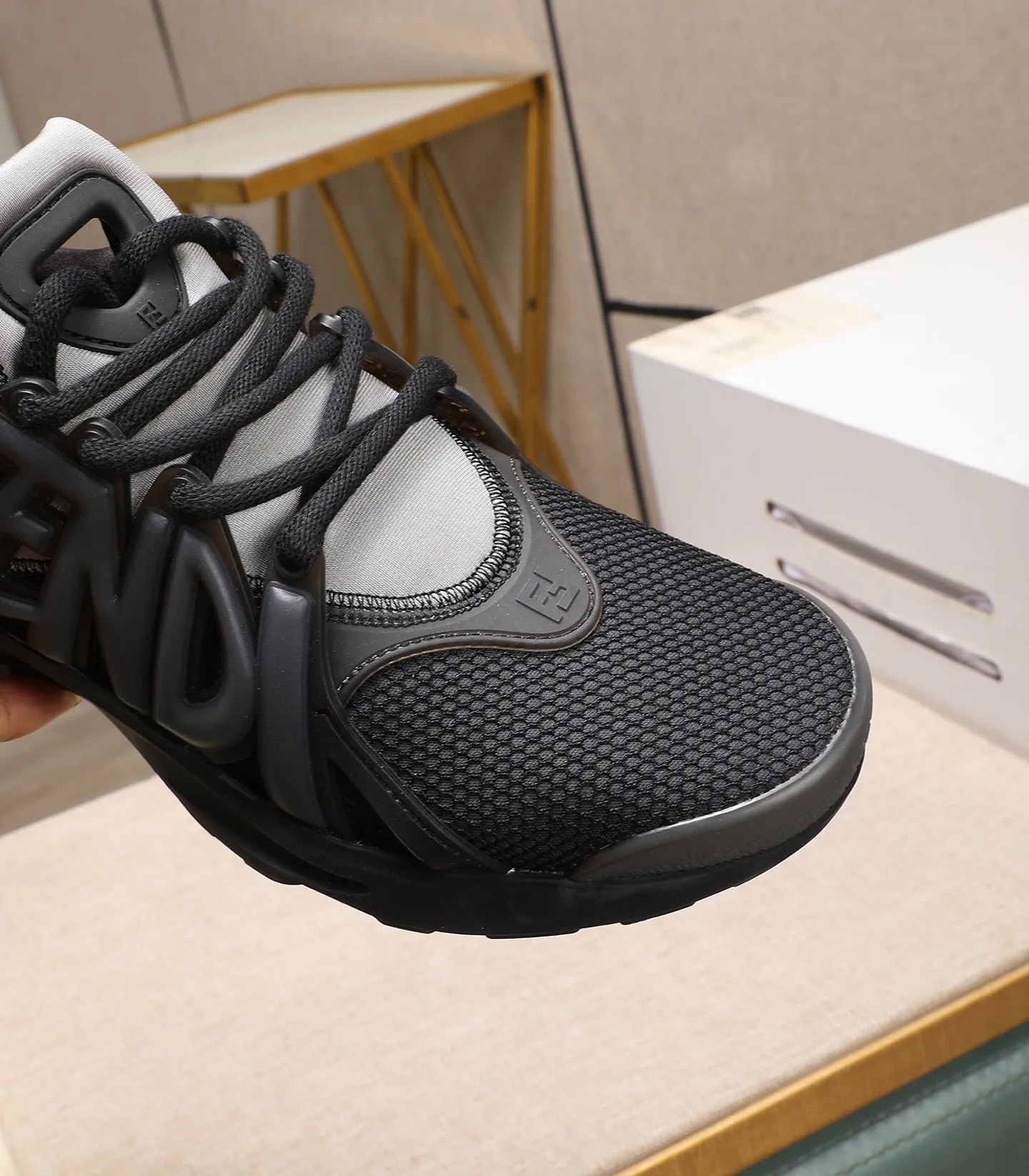 Men's Men's Shoes 💰800 Fendi Fendi's latest Tag series of men's casual mesh sports running shoes, originally purchased and developed, this Tag sneaker is a one-leg sneaker, made of black high-tech mesh material with gray neoprene details. Oversized FENDI lettering on the side and translucent rubber details. Light and flexible rubber running shoe soles, beautifully packaged at the delivery counter, customized breathable lining, original molded foam rubber outsole, sole thickness: 3.5CM! Size: 40-44 (customized at 39.45.46)